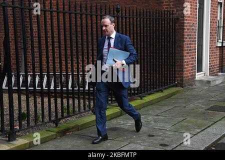 Der britische Außenminister Dominic Raab verlässt die Downing Street am 28. Januar 2020 in London, England. Mitglieder des Nationalen Sicherheitsrats trafen sich, um zu entscheiden, ob Ausrüstung des chinesischen Technologiegiganten Huawei aus seinen 5G Netzwerken verboten werden soll. (Foto von Alberto Pezzali/NurPhoto) Stockfoto