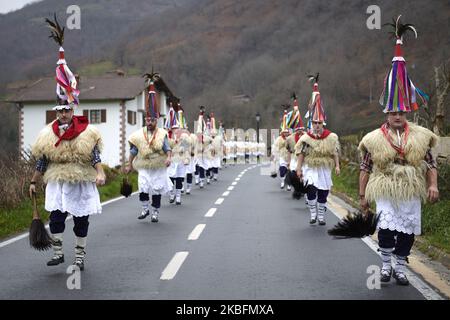 Die Joaldunak (typische Figuren des Ituren-Karnevals) durchstreifen am 27. Januar 2020 die Dorfstraßen in Ituren, Spanien. (Foto von Iranzu Larrasoana Oneca/NurPhoto) Stockfoto