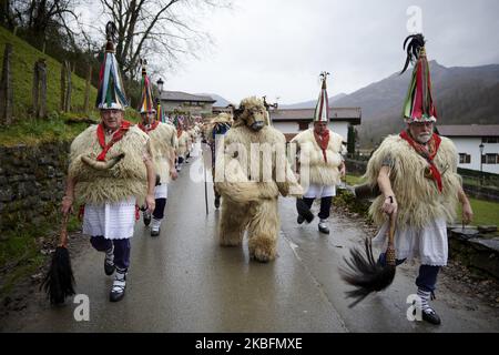 Die Joaldunak (typische Charaktere des Ituren-Karnevals) durchstreifen am 27. Januar 2020 in Ituren, Spanien, die Dorfstraßen in Begleitung des Hartza (Bär des Karnevals). (Foto von Iranzu Larrasoana Oneca/NurPhoto) Stockfoto