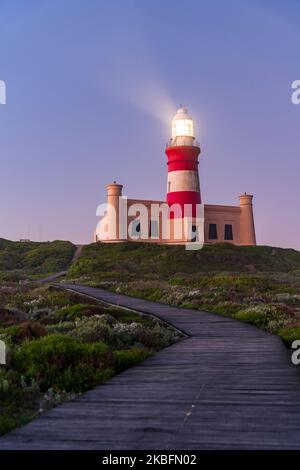 L'AGULHAS, WESTERN CAPE, SÜDAFRIKA - 23. AUGUST 2022 - Abendansicht des Cape Agulhas Lighthouse, der sich am südlichsten Punkt von Afrika und Lie befindet Stockfoto