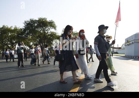 Touristen tragen Masken beim Besuch des Großen Palastes in Bangkok, Thailand, 29. Januar 2020. (Foto von Anusak Laowias/NurPhoto) Stockfoto