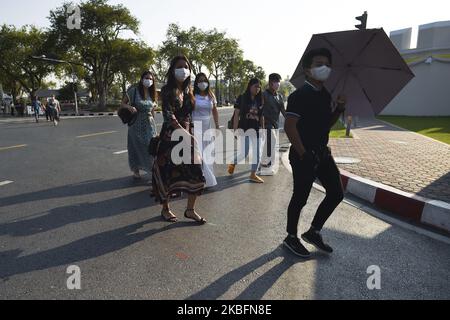 Touristen tragen Masken beim Besuch des Großen Palastes in Bangkok, Thailand, 29. Januar 2020. (Foto von Anusak Laowias/NurPhoto) Stockfoto