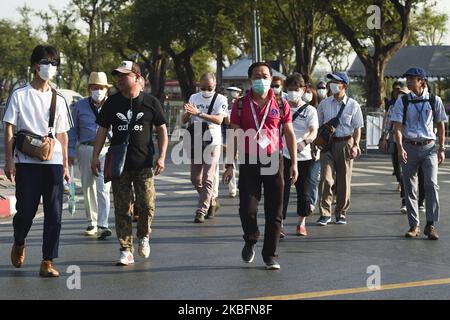 Touristen tragen Masken beim Besuch des Großen Palastes in Bangkok, Thailand, 29. Januar 2020. (Foto von Anusak Laowias/NurPhoto) Stockfoto