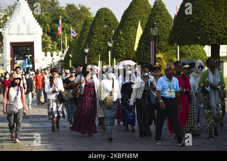 Touristen tragen Masken beim Besuch des Großen Palastes in Bangkok, Thailand, 29. Januar 2020. (Foto von Anusak Laowias/NurPhoto) Stockfoto