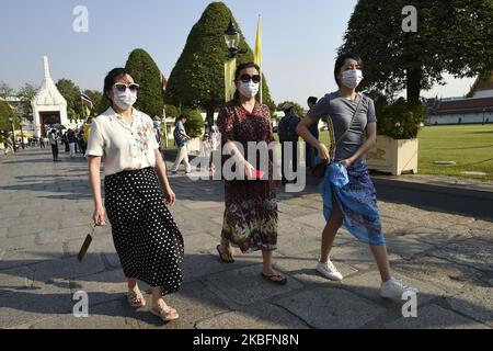 Touristen tragen Masken beim Besuch des Großen Palastes in Bangkok, Thailand, 29. Januar 2020. (Foto von Anusak Laowias/NurPhoto) Stockfoto