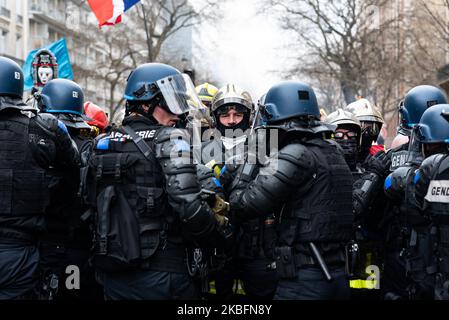 Die Prozession der wütenden Feuerwehrmänner demonstriert an diesem Dienstag, dem 28. Januar 2020, vollständig von Polizeibeamten umgeben, Auf Aufruf der Berufs-Feuerwehrverbände demonstrierten mehrere Tausend Feuerwehrleute in Paris zwischen dem Place de la République und dem Place de la Nation, um die Revalorisierung des Feuerbonus und ihren Ruhestand zu fordern. Auf dem Weg der Prozession kam es zu Zusammenstößen mit der Polizei, und am Ende der Demonstration, bei der einige hundert Menschen versuchten, eine Brückenstange zu brechen, setzte die Bereitschaftspolizei Tränengas und die neuen GM2L Granaten ein, um sie zurückzudrängen. (Foto von Samuel B. Stockfoto