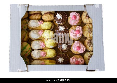 Pappkarton mit Cookies, isoliert auf weißem Hintergrund Stockfoto