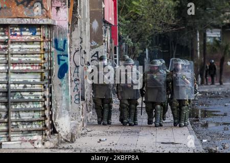 Die Bereitschaftspolizei konfrontierte Demonstranten bei Zusammenstößen, die am 28. Januar 2020 an der Plaza Italia, Santiago, Chile, ausbrachen und die Plaza de la Dignidad im Zentrum der Stadt Santiago nannten. (Foto von Fernando Lavoz/NurPhoto) Stockfoto