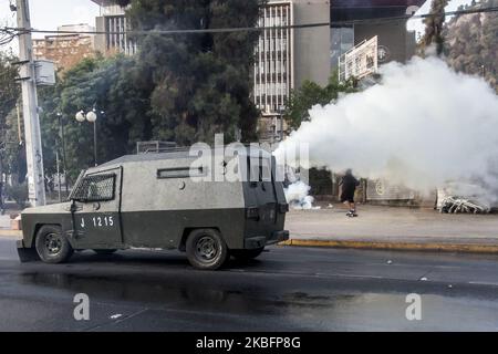 Die Bereitschaftspolizei konfrontierte Demonstranten bei Zusammenstößen, die am 28. Januar 2020 an der Plaza Italia, Santiago, Chile, ausbrachen und die Plaza de la Dignidad im Zentrum der Stadt Santiago nannten. (Foto von Fernando Lavoz/NurPhoto) Stockfoto