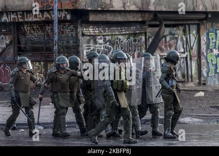 Die Bereitschaftspolizei konfrontierte Demonstranten bei Zusammenstößen, die am 28. Januar 2020 an der Plaza Italia, Santiago, Chile, ausbrachen und die Plaza de la Dignidad im Zentrum der Stadt Santiago nannten. (Foto von Fernando Lavoz/NurPhoto) Stockfoto