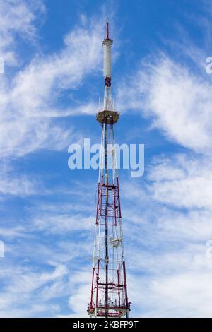 Wireless High Metal Antenne TV Turm gegen den Himmel Stockfoto