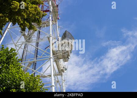 Telecommunication Tower mast TV Antennen Wireless Technologie mit blauer Himmel Stockfoto