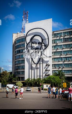 Ansicht eines Gebäudes mit dem Wandbild von Fidel Castro in Vedado, Kuba, am 17. Januar 2020. Die Stadt zieht jährlich Millionen von Touristen an. Das alte Havanna (Habana Vieja) ist zum UNESCO-Weltkulturerbe erklärt. (Foto von Manuel Romano/NurPhoto) Stockfoto