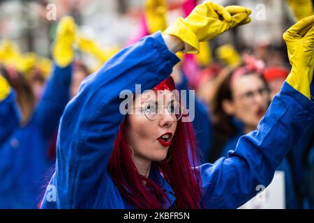 Feministinnen machen einen Flash Mob gegen Macron. Tausende Demonstranten demonstrierten am 29. Januar 2020 in Paris, Frankreich, für die Demonstration 8., die von fast allen Gewerkschaften (CGT, Sud, UNL, UNEF, FO, CFE-CGC usw.) (Foto von Jerome Gilles/NurPhoto) Stockfoto