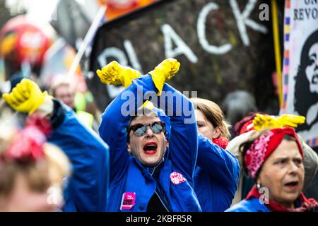 Feministinnen machen einen Flash Mob gegen Macron. Tausende Demonstranten demonstrierten am 29. Januar 2020 in Paris, Frankreich, für die Demonstration 8., die von fast allen Gewerkschaften (CGT, Sud, UNL, UNEF, FO, CFE-CGC usw.) (Foto von Jerome Gilles/NurPhoto) Stockfoto