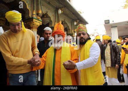 Anhänger feiern Basant Panchami am 29. Januar 2019 in der Dargah von Hazrat Nizamuddin Auliya in Neu-Delhi, Indien. Es ist auch bekannt als die Stadt, die jedes Jahr am fünften Tag des Monats Magh gefeiert wird. (Foto von Mayank Makhija/NurPhoto) Stockfoto