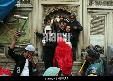 Anhänger feiern Basant Panchami am 29. Januar 2019 in der Dargah von Hazrat Nizamuddin Auliya in Neu-Delhi, Indien. Es ist auch bekannt als die Stadt, die jedes Jahr am fünften Tag des Monats Magh gefeiert wird. (Foto von Mayank Makhija/NurPhoto) Stockfoto