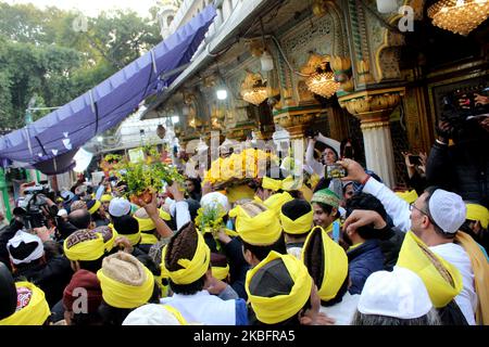 Anhänger feiern Basant Panchami am 29. Januar 2019 in der Dargah von Hazrat Nizamuddin Auliya in Neu-Delhi, Indien. Es ist auch bekannt als die Stadt, die jedes Jahr am fünften Tag des Monats Magh gefeiert wird. (Foto von Mayank Makhija/NurPhoto) Stockfoto