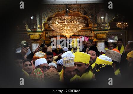 Anhänger feiern Basant Panchami am 29. Januar 2019 in der Dargah von Hazrat Nizamuddin Auliya in Neu-Delhi, Indien. Es ist auch bekannt als die Stadt, die jedes Jahr am fünften Tag des Monats Magh gefeiert wird. (Foto von Mayank Makhija/NurPhoto) Stockfoto