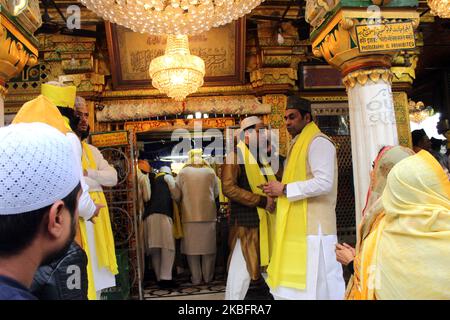 Anhänger feiern Basant Panchami am 29. Januar 2019 in der Dargah von Hazrat Nizamuddin Auliya in Neu-Delhi, Indien. Es ist auch bekannt als die Stadt, die jedes Jahr am fünften Tag des Monats Magh gefeiert wird. (Foto von Mayank Makhija/NurPhoto) Stockfoto