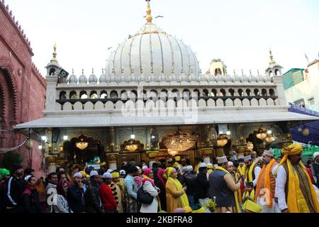 Anhänger feiern Basant Panchami am 29. Januar 2019 in der Dargah von Hazrat Nizamuddin Auliya in Neu-Delhi, Indien. Es ist auch bekannt als die Stadt, die jedes Jahr am fünften Tag des Monats Magh gefeiert wird. (Foto von Mayank Makhija/NurPhoto) Stockfoto