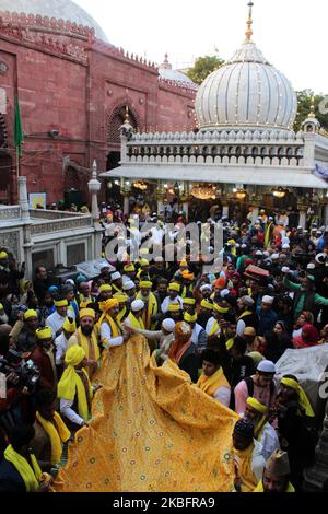 Anhänger feiern Basant Panchami am 29. Januar 2019 in der Dargah von Hazrat Nizamuddin Auliya in Neu-Delhi, Indien. Es ist auch bekannt als die Stadt, die jedes Jahr am fünften Tag des Monats Magh gefeiert wird. (Foto von Mayank Makhija/NurPhoto) Stockfoto