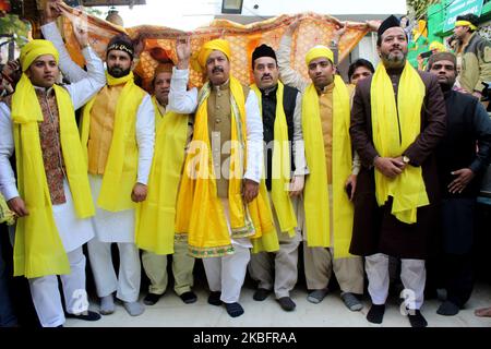 Anhänger feiern Basant Panchami am 29. Januar 2019 in der Dargah von Hazrat Nizamuddin Auliya in Neu-Delhi, Indien. Es ist auch bekannt als die Stadt, die jedes Jahr am fünften Tag des Monats Magh gefeiert wird. (Foto von Mayank Makhija/NurPhoto) Stockfoto