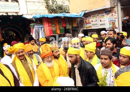 Anhänger feiern Basant Panchami am 29. Januar 2019 in der Dargah von Hazrat Nizamuddin Auliya in Neu-Delhi, Indien. Es ist auch bekannt als die Stadt, die jedes Jahr am fünften Tag des Monats Magh gefeiert wird. (Foto von Mayank Makhija/NurPhoto) Stockfoto