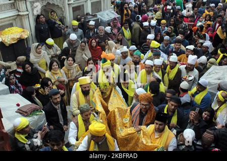 Anhänger feiern Basant Panchami am 29. Januar 2019 in der Dargah von Hazrat Nizamuddin Auliya in Neu-Delhi, Indien. Es ist auch bekannt als die Stadt, die jedes Jahr am fünften Tag des Monats Magh gefeiert wird. (Foto von Mayank Makhija/NurPhoto) Stockfoto