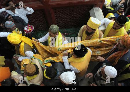 Anhänger feiern Basant Panchami am 29. Januar 2019 in der Dargah von Hazrat Nizamuddin Auliya in Neu-Delhi, Indien. Es ist auch bekannt als die Stadt, die jedes Jahr am fünften Tag des Monats Magh gefeiert wird. (Foto von Mayank Makhija/NurPhoto) Stockfoto