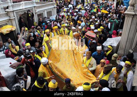 Anhänger feiern Basant Panchami am 29. Januar 2019 in der Dargah von Hazrat Nizamuddin Auliya in Neu-Delhi, Indien. Es ist auch bekannt als die Stadt, die jedes Jahr am fünften Tag des Monats Magh gefeiert wird. (Foto von Mayank Makhija/NurPhoto) Stockfoto