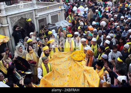 Anhänger feiern Basant Panchami am 29. Januar 2019 in der Dargah von Hazrat Nizamuddin Auliya in Neu-Delhi, Indien. Es ist auch bekannt als die Stadt, die jedes Jahr am fünften Tag des Monats Magh gefeiert wird. (Foto von Mayank Makhija/NurPhoto) Stockfoto