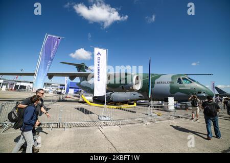 Die brasilianische Luftwaffe Embraer KC-390 wurde nach dem Vertrag von Boeing und Embraer in C-390 Millennium umbenannt, das in Brasilien hergestellte mittelgroße Transportflugzeug, wie es auf der Pariser Luftfahrtschau 53. Le Bourget in Frankreich am 21. Juni 2019 zu sehen war. Es wird vom brasilianischen Luft- und Raumfahrthersteller Embraer Defence and Security mit seinem ersten Flug am 3. Februar 2019 hergestellt. Das militärische Mehrzweckflugzeug für Fracht, Luftbetankung und Truppen kann 26 Tonnen in seinem Rumpf und den 2x IAE V2500-Triebwerken transportieren. Die Flugzeugzulassung ist PT-ZNX und gehört zur Flotte von Força Aérea Brasileira. Brasilien und die portugiesische Luftwaffe von Portuga Stockfoto