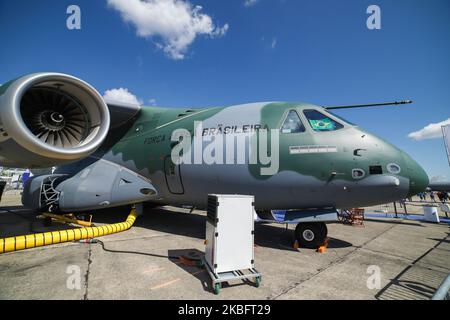 Die brasilianische Luftwaffe Embraer KC-390 wurde nach dem Vertrag von Boeing und Embraer in C-390 Millennium umbenannt, das in Brasilien hergestellte mittelgroße Transportflugzeug, wie es auf der Pariser Luftfahrtschau 53. Le Bourget in Frankreich am 21. Juni 2019 zu sehen war. Es wird vom brasilianischen Luft- und Raumfahrthersteller Embraer Defence and Security mit seinem ersten Flug am 3. Februar 2019 hergestellt. Das militärische Mehrzweckflugzeug für Fracht, Luftbetankung und Truppen kann 26 Tonnen in seinem Rumpf und den 2x IAE V2500-Triebwerken transportieren. Die Flugzeugzulassung ist PT-ZNX und gehört zur Flotte von Força Aérea Brasileira. Brasilien und die portugiesische Luftwaffe von Portuga Stockfoto