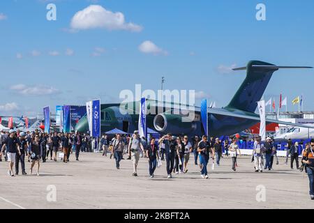 Besuchermassen auf dem Asphalt des Flughafens Le Bourget während der Paris Air Show 2019 und der brasilianischen Luftwaffe Embraer KC-390, die nach dem Deal von Boeing und Embraer in C-390 Millennium umbenannt wurde, Die mittelgroßen Transportflugzeuge made in Brazil, wie sie auf der Paris Air Show 53. Le Bourget in Frankreich am 21. Juni 2019 zu sehen waren. Es wird vom brasilianischen Luft- und Raumfahrthersteller Embraer Defence and Security mit seinem ersten Flug am 3. Februar 2019 hergestellt. Das militärische Mehrzweckflugzeug für Fracht, Luftbetankung und Truppen kann 26 Tonnen in seinem Rumpf und den 2x IAE V2500-Triebwerken transportieren. Die Flugzeugzulassung ist PT-ZN Stockfoto