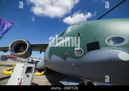 Die brasilianische Luftwaffe Embraer KC-390 wurde nach dem Vertrag von Boeing und Embraer in C-390 Millennium umbenannt, das in Brasilien hergestellte mittelgroße Transportflugzeug, wie es auf der Pariser Luftfahrtschau 53. Le Bourget in Frankreich am 21. Juni 2019 zu sehen war. Es wird vom brasilianischen Luft- und Raumfahrthersteller Embraer Defence and Security mit seinem ersten Flug am 3. Februar 2019 hergestellt. Das militärische Mehrzweckflugzeug für Fracht, Luftbetankung und Truppen kann 26 Tonnen in seinem Rumpf und den 2x IAE V2500-Triebwerken transportieren. Die Flugzeugzulassung ist PT-ZNX und gehört zur Flotte von Força Aérea Brasileira. Brasilien und die portugiesische Luftwaffe von Portuga Stockfoto