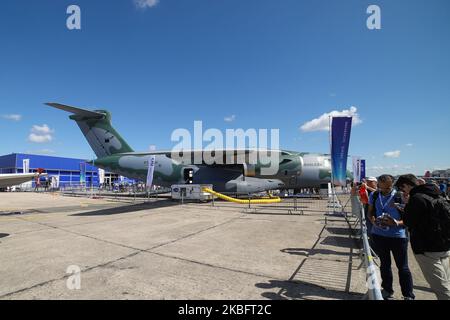 Die brasilianische Luftwaffe Embraer KC-390 wurde nach dem Vertrag von Boeing und Embraer in C-390 Millennium umbenannt, das in Brasilien hergestellte mittelgroße Transportflugzeug, wie es auf der Pariser Luftfahrtschau 53. Le Bourget in Frankreich am 21. Juni 2019 zu sehen war. Es wird vom brasilianischen Luft- und Raumfahrthersteller Embraer Defence and Security mit seinem ersten Flug am 3. Februar 2019 hergestellt. Das militärische Mehrzweckflugzeug für Fracht, Luftbetankung und Truppen kann 26 Tonnen in seinem Rumpf und den 2x IAE V2500-Triebwerken transportieren. Die Flugzeugzulassung ist PT-ZNX und gehört zur Flotte von Força Aérea Brasileira. Brasilien und die portugiesische Luftwaffe von Portuga Stockfoto