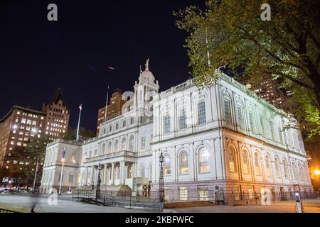New York City Hall um 1812 Regierungskomplex, der Sitz der NYC Regierung und Büro des Bürgermeisters, stadtrat, befindet sich im Zentrum des City Hall Park im Civic Center-Bereich von Lower Manhattan, zwischen Broadway, Park Row und Chambers Street, wie bei Nacht beleuchtet. Das historische Gebäude im Stil der französischen Renaissance ist das älteste Rathaus in den Vereinigten Staaten, das noch immer seine ursprünglichen Regierungsfunktionen beherbergt. NY, USA (Foto von Nicolas Economou/NurPhoto) Stockfoto