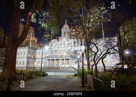 New York City Hall um 1812 Regierungskomplex, der Sitz der NYC Regierung und Büro des Bürgermeisters, stadtrat, befindet sich im Zentrum des City Hall Park im Civic Center-Bereich von Lower Manhattan, zwischen Broadway, Park Row und Chambers Street, wie bei Nacht beleuchtet. Das historische Gebäude im Stil der französischen Renaissance ist das älteste Rathaus in den Vereinigten Staaten, das noch immer seine ursprünglichen Regierungsfunktionen beherbergt. NY, USA (Foto von Nicolas Economou/NurPhoto) Stockfoto