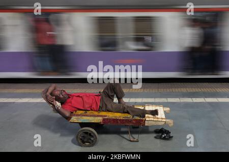 Am 31. Januar 2020 schläft ein Mann auf einem von Hand gezogenen Wagen an einem Bahnhof in Mumbai, Indien. (Foto von Himanshu Bhatt/NurPhoto) Stockfoto