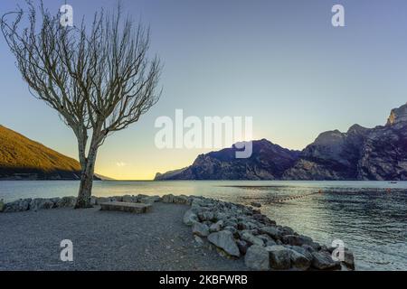 Blick auf den Sonnenuntergang am Nordufer des Gardasees, an einem klaren Wintertag, in Nago–Torbole, Trentino, Norditalien Stockfoto