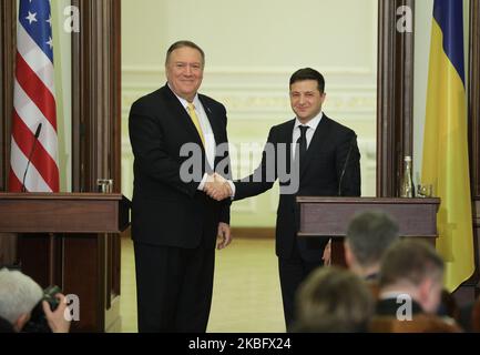 Mike Pompeo und Präsident Wolodymyr Zelensky schütteln nach ihrem Treffen am 31. Januar 2020 in Kiew, Ukraine, die Hand. US-Außenminister Mike Pompeo traf sich mit Präsident Wolodymyr Zelensky in Kiew während des Amtsenthebungsverfahrens gegen Präsident Trump wegen einer Druckkampagne gegen die Ukraine. (Foto von Sergii Chartschenko/NurPhoto) Stockfoto