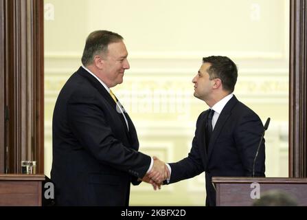 Mike Pompeo und Präsident Wolodymyr Zelensky schütteln nach ihrem Treffen am 31. Januar 2020 in Kiew, Ukraine, die Hand. US-Außenminister Mike Pompeo traf sich mit Präsident Wolodymyr Zelensky in Kiew während des Amtsenthebungsverfahrens gegen Präsident Trump wegen einer Druckkampagne gegen die Ukraine. (Foto von Sergii Chartschenko/NurPhoto) Stockfoto