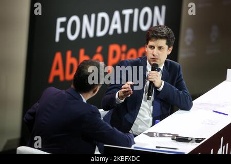 Der französische Minister für Städte und Wohnungsbau Julien Denormandie (R) nimmt am 31. Januar 2020 im Rahmen eines Berichts der Abbe-Pierre-Stiftung über schlechte Wohnverhältnisse in La Defense bei Paris an einer Aussprache Teil. (Foto von Michel Stoupak/NurPhoto) Stockfoto