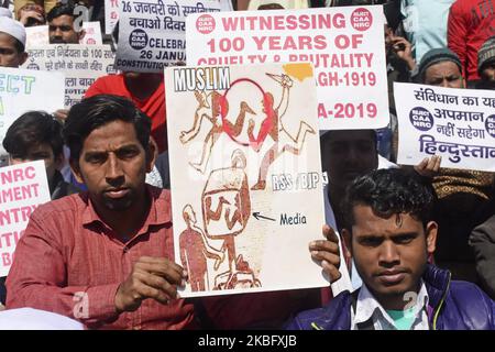 Indische Bürger halten Plakate während eines Protestes gegen das umstrittene Citizenship Amendment Act (CAA), das National Register of Citizens (NRC) und das National Population Register (NRP) vor Jamia Masjid, Neu-Delhi, Indien, am 31. Januar 2020. Das Gesetz gewährt Flüchtlingen aus Hindu-, Christian-, Sikh-, Buddhisten- und Parsi-Gemeinschaften, die vor religiöser Verfolgung aus Pakistan, Afghanistan und Bangladesch und jenen fliehen, die am oder vor dem 31. Dezember 2014 nach Indien einreisen, die indische Staatsbürgerschaft. Das Parlament hatte das Gesetz über die Staatsbürgerschaft (Amendment), 2019, verabschiedet und es wurde ein Gesetz, nachdem es die Zustimmung von erhalten hatte Stockfoto