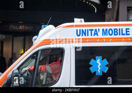 Ein Krankenwagen fährt vorbei, Blick auf das Palatino Grand Hotel, wo zwei chinesische Touristen, die Rom besuchten, am Donnerstag auf ein neues Virus getestet haben, in Rom, Freitag, 31. Januar 2020. Italien Verbot alle Flüge aus und nach China, da die europäischen Länder ihre Reaktion auf das neue Virus verstärkt haben, das Tausende von Menschen in China krank gemacht hat und am 31. Januar 2020 in Rom, Italien, 19 weitere Länder erreicht hat (Foto: Andrea Ronchini/NurPhoto) Stockfoto