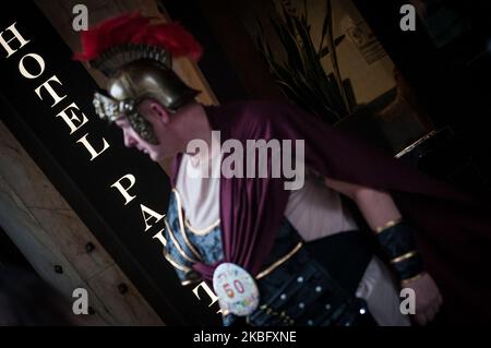 Eine allgemeine Ansicht des Palatino Grand Hotel, wo zwei chinesische Touristen, die Rom besuchten, am Donnerstag einen positiven Test auf ein neues Virus testeten, in Rom, Freitag, 31. Januar 2020. Italien Verbot alle Flüge aus und nach China, da die europäischen Länder ihre Reaktion auf das neue Virus verstärkt haben, das Tausende von Menschen in China krank gemacht hat und 19 andere Länder erreicht hat. Ein Tourist, der im Grand Hotel Palatino in der Via Cavour übernachtet, Wo sich die beiden chinesischen Touristen, die unter dem Coronavirus litten, aufhielten, verlässt das Hotel als antiker Römer. Am 31. Januar 2020 in Rom, Italien (Foto: Andrea Ronchini Stockfoto