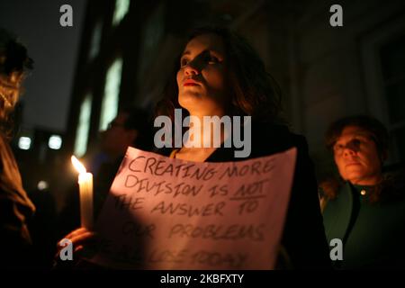 Pro-EU-Aktivisten halten am 31. Januar 2020 eine Kerzenlichtmahnwache vor dem Europahaus, dem Verbindungsbüro des Europäischen Parlaments im Vereinigten Königreich, auf dem Smith Square in London, England, ab. Der Austritt Großbritanniens aus der Europäischen Union, heute um 11pm Uhr britischer Zeit (Mitternacht in Brüssel), kommt mehr als dreieinhalb Jahre nach dem tief polarisierenden EU-Beitrittsreferendum des Landes, doch der Moment beendet nur die erste Phase der Brexit-Saga, Die zukünftigen Beziehungen des Vereinigten Königreichs zum Block müssen noch ausgehandelt werden. Der britische Premierminister Boris Johnson hat darauf bestanden, dass die 11-monatige Übergangsphase stattfindet Stockfoto