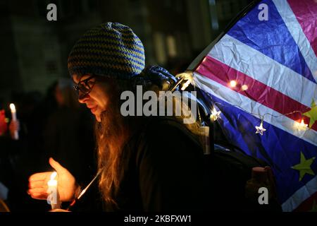 Pro-EU-Aktivisten halten am 31. Januar 2020 eine Kerzenlichtmahnwache vor dem Europahaus, dem Verbindungsbüro des Europäischen Parlaments im Vereinigten Königreich, auf dem Smith Square in London, England, ab. Der Austritt Großbritanniens aus der Europäischen Union, heute um 11pm Uhr britischer Zeit (Mitternacht in Brüssel), kommt mehr als dreieinhalb Jahre nach dem tief polarisierenden EU-Beitrittsreferendum des Landes, doch der Moment beendet nur die erste Phase der Brexit-Saga, Die zukünftigen Beziehungen des Vereinigten Königreichs zum Block müssen noch ausgehandelt werden. Der britische Premierminister Boris Johnson hat darauf bestanden, dass die 11-monatige Übergangsphase stattfindet Stockfoto