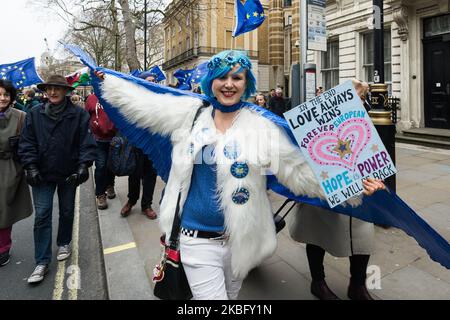 Die Anti-Brexit-Kämpferin, die sich gegen den Brexit einsetzt, schloss sich einer Gruppe von EU-Befürwortern an, die am 31. Januar 2020 in London, England, zum Ende der EU-Mitgliedschaft Großbritanniens zum Europahaus aufmarschieren. Heute wird Großbritannien die Europäische Union nach 47 Jahren Mitgliedschaft offiziell um 11 Uhr verlassen und in eine 11-monatige Übergangsphase eintreten, in der das künftige Handelsabkommen ausgehandelt wird. (Foto von Wiktor Szymanowicz/NurPhoto) Stockfoto